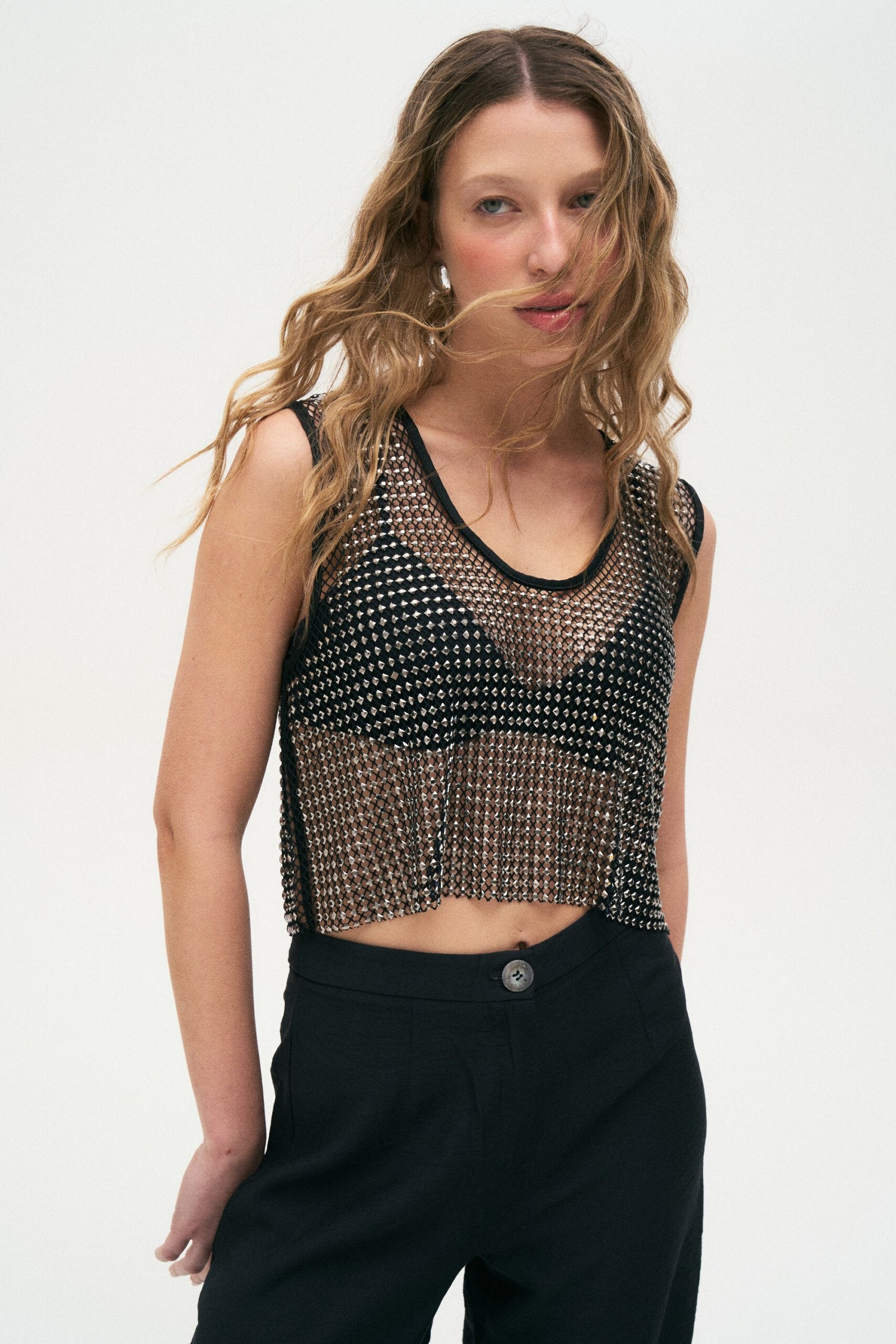 Musculosa negra con lentejuelas plateadas y escote redondo