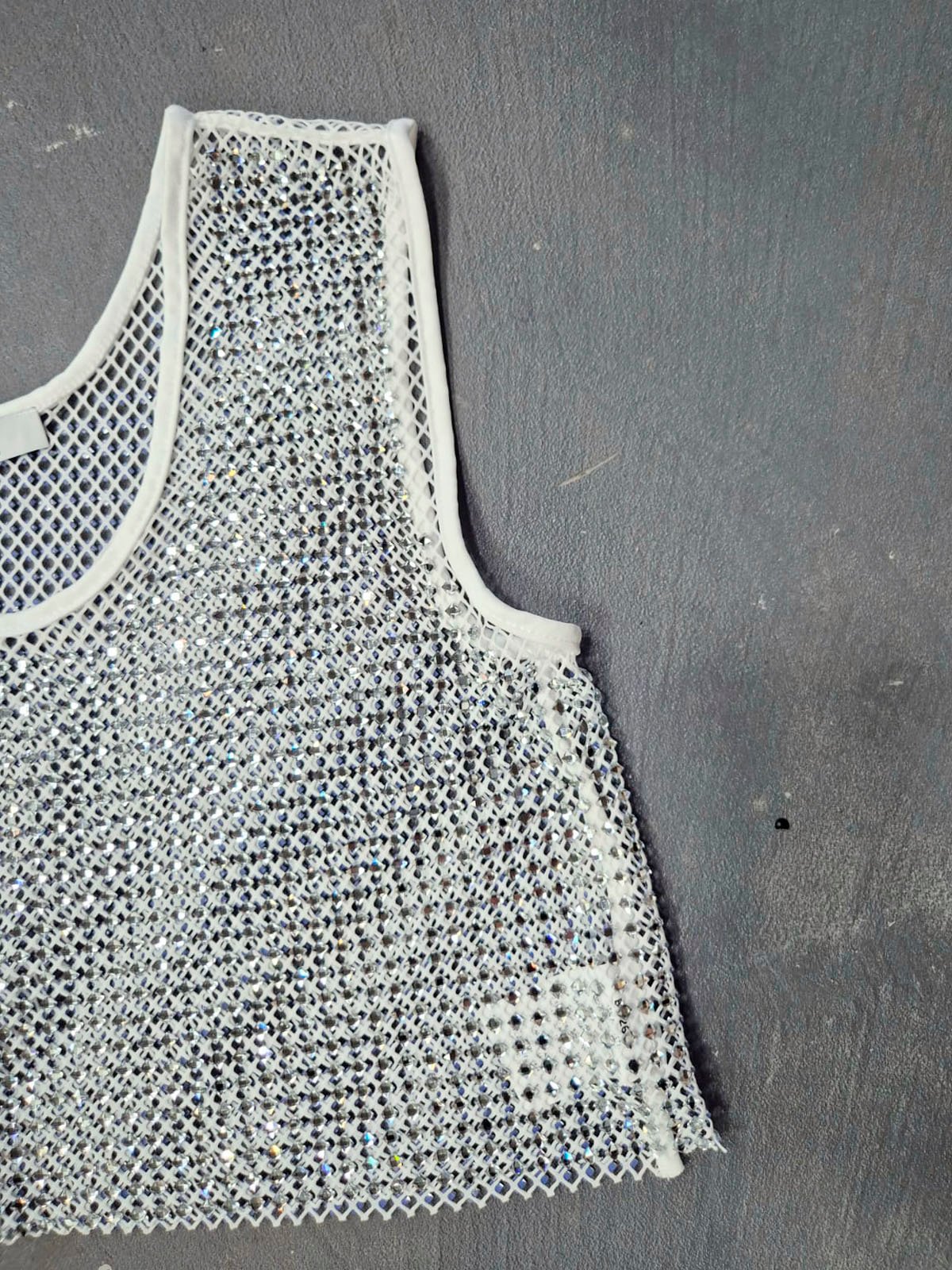 Musculosa blanca de malla calada con escote redondo