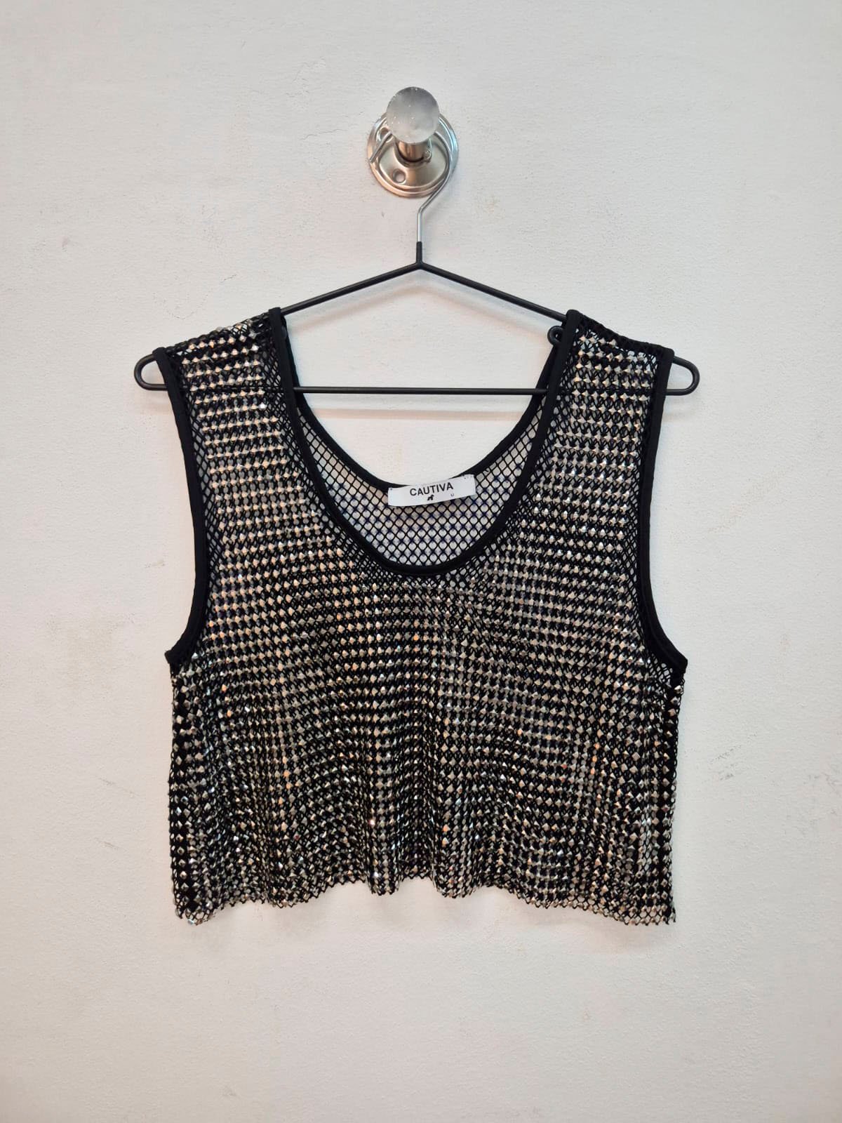 Musculosa negra tejida calada con escote redondo y sin mangas