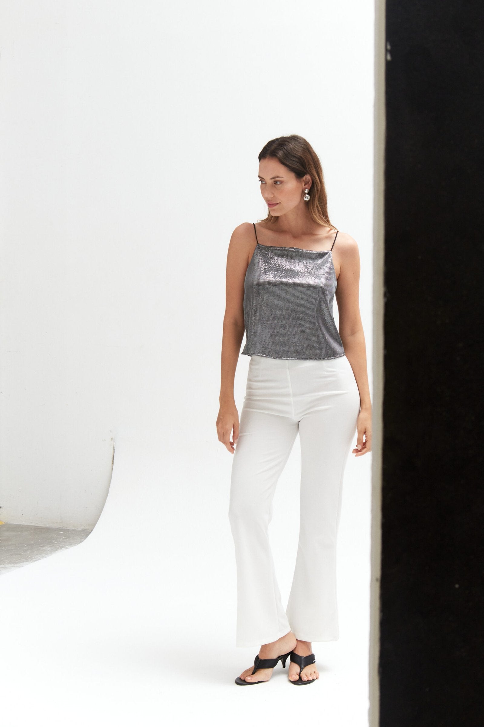 Musculosa gris con pecho brillante y tirantes finos