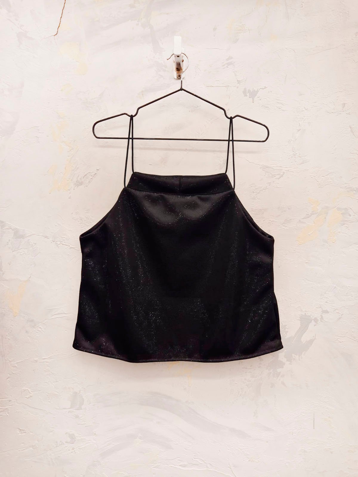 Musculosa negra brillante de tirantes finos y escote redondo