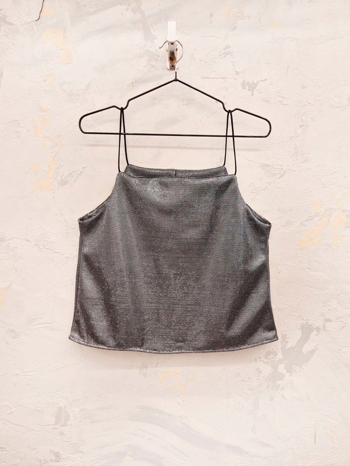 Musculosa gris oscuro con tirantes ajustables y escote redondo