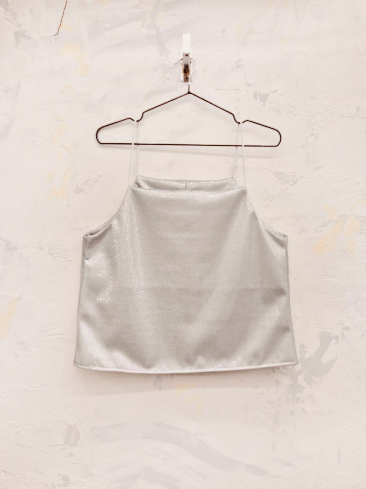 Musculosa blanca de satén con escote redondo y tirantes finos