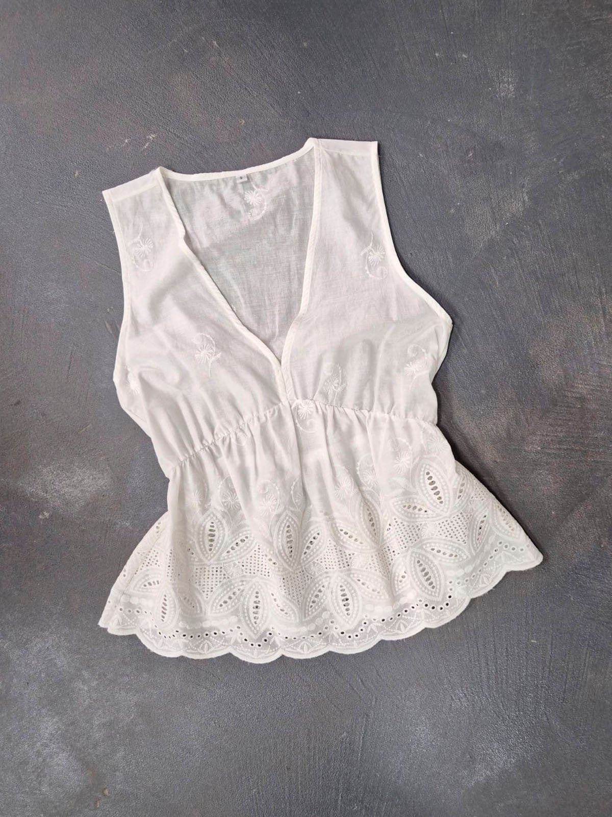 Musculosa blanca de algodón con escote V y bordado inglés en ruedo