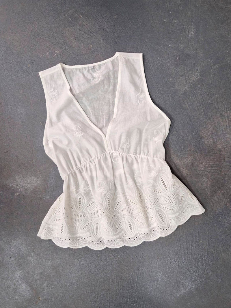 Musculosa blanca de algodón con escote V y bordado inglés en ruedo