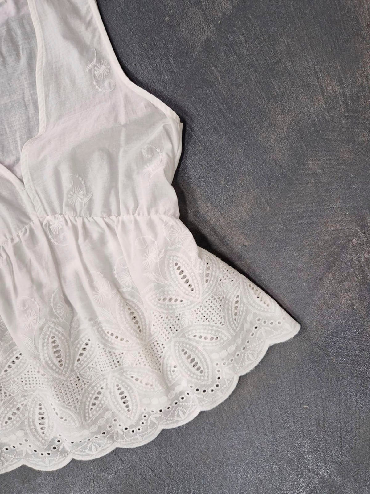 Musculosa blanca de algodón con bordado y volados calados