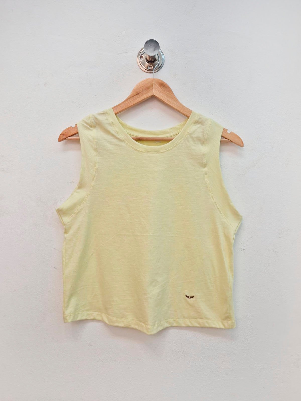 Musculosa amarillo pálido de algodón con cuello redondo