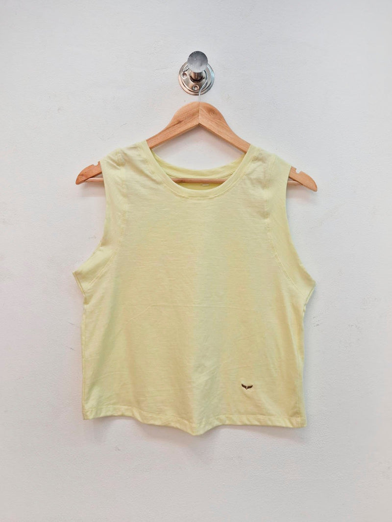 Musculosa amarillo pálido de algodón con cuello redondo