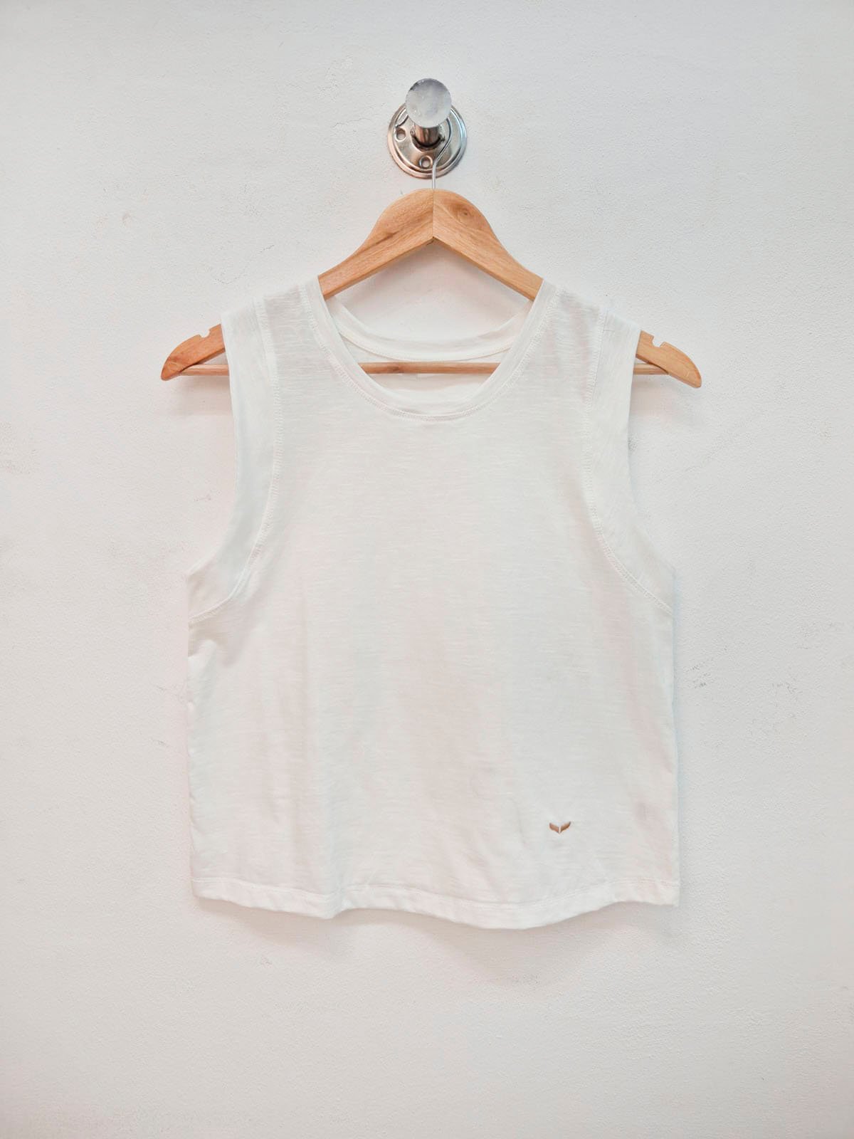 Musculosa blanca de algodón con cuello redondo y sin mangas