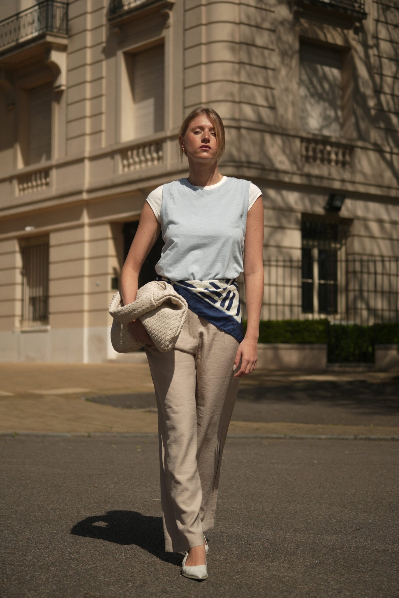 Remera blanca sin mangas con cuello redondo y corte ajustado
