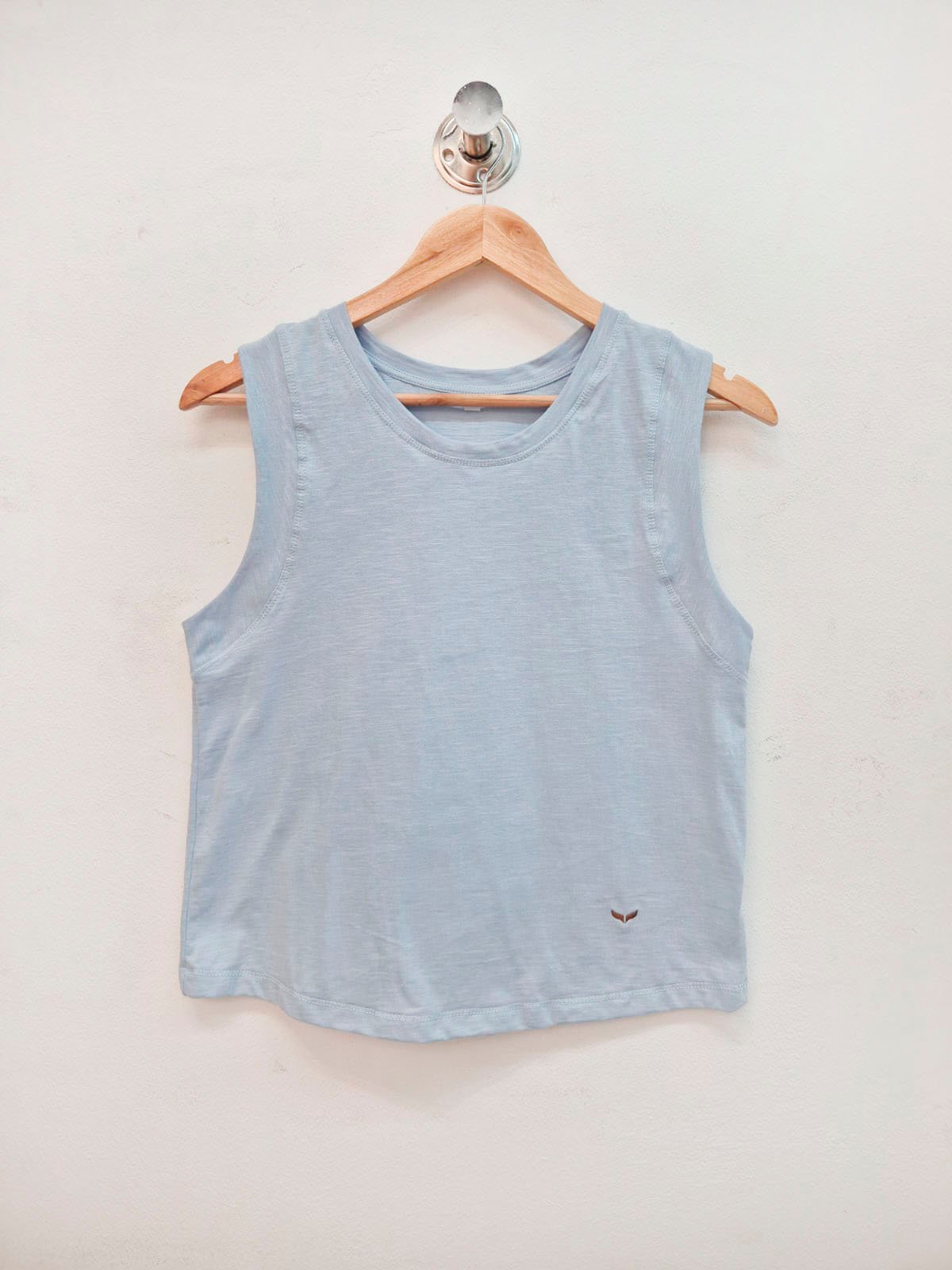 Musculosa azul celeste de algodón con cuello redondo sin mangas