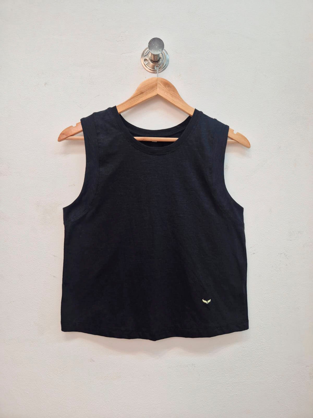 Musculosa negra lisa de algodón con cuello redondo