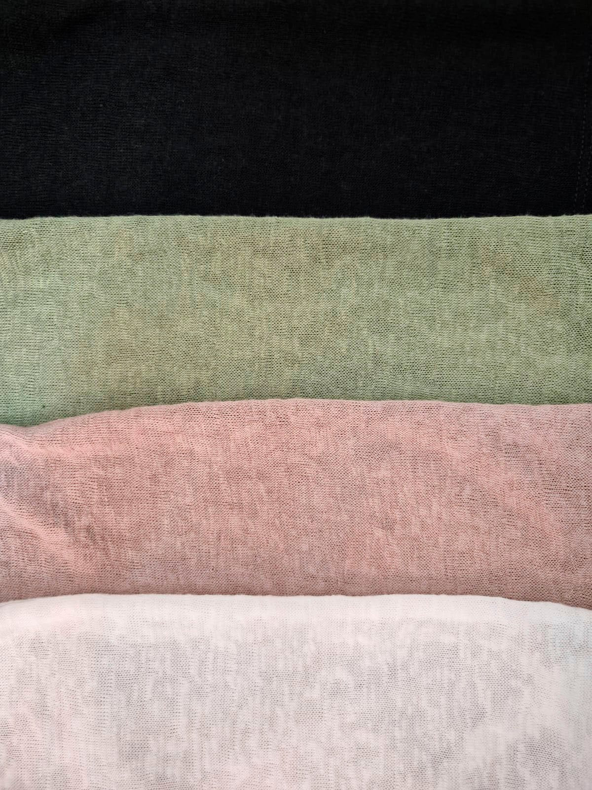 Musculosa lisa negra, verde salvia, rosa y blanca superpuestas