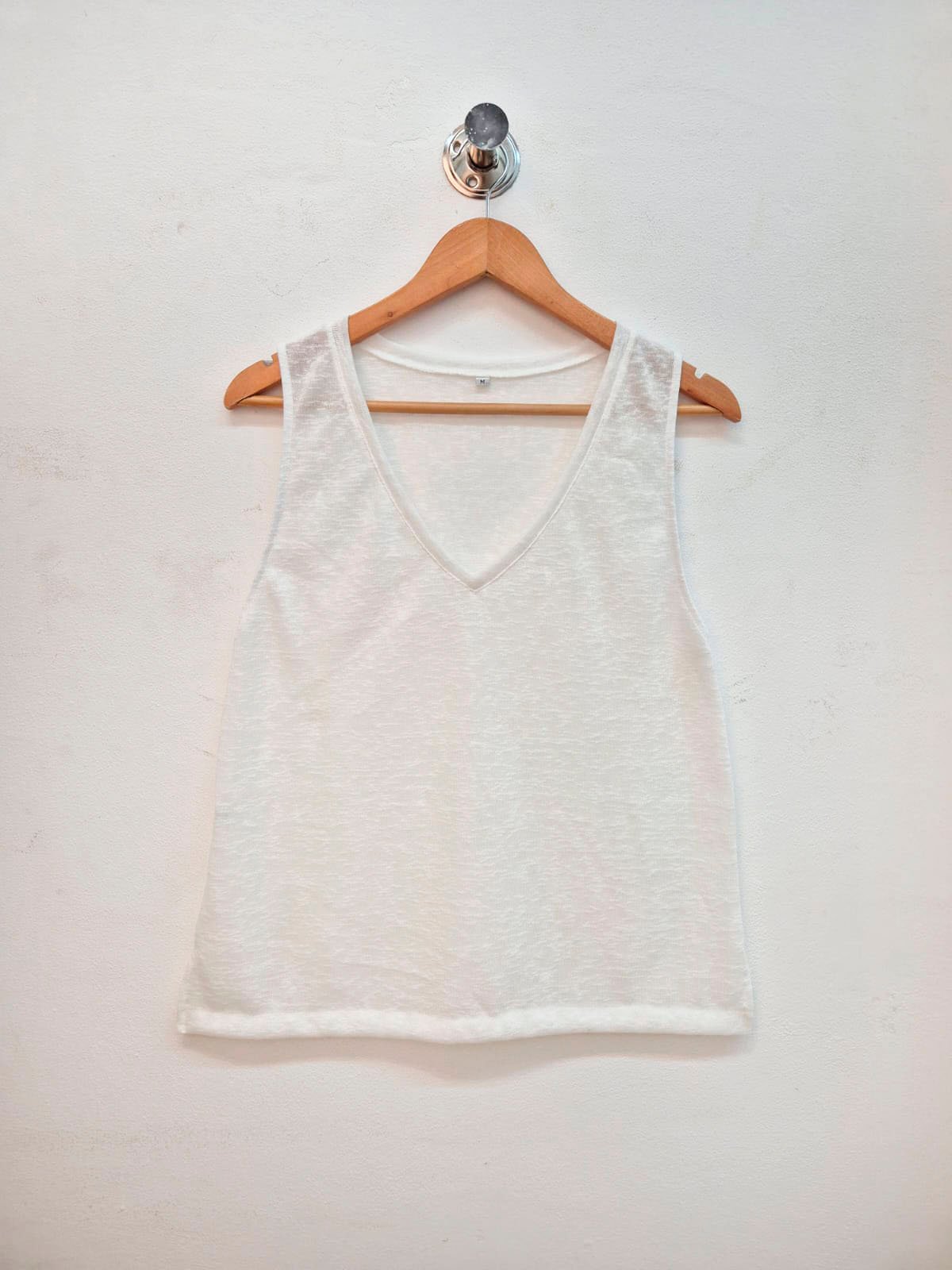 Remera sin manga blanca de lino con escote en V