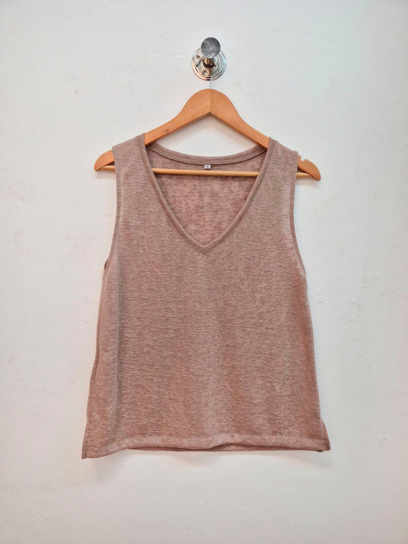 Musculosa rosa vieja sin mangas con escote en V