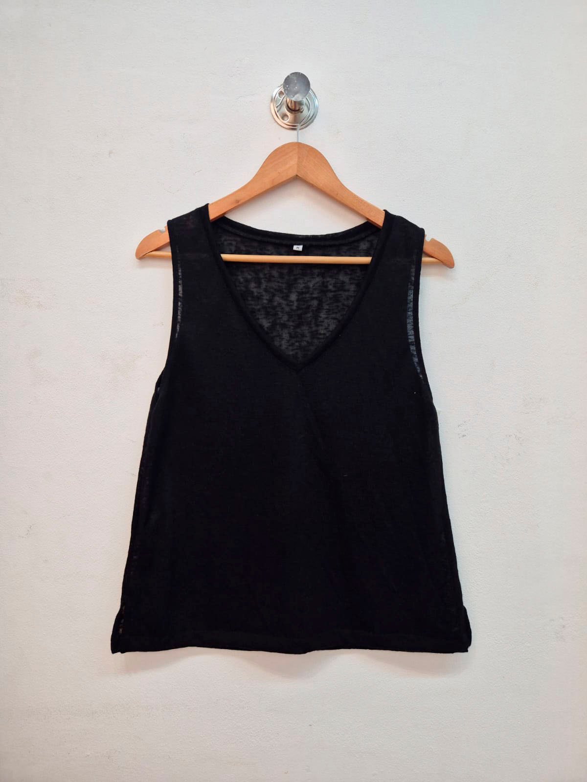 Musculosa negra sin mangas con escote V