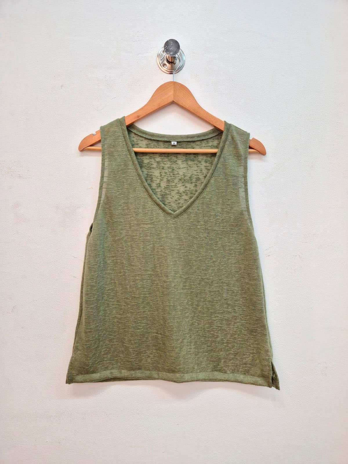Remera musculosa verde oliva con escote en V y silueta suelta