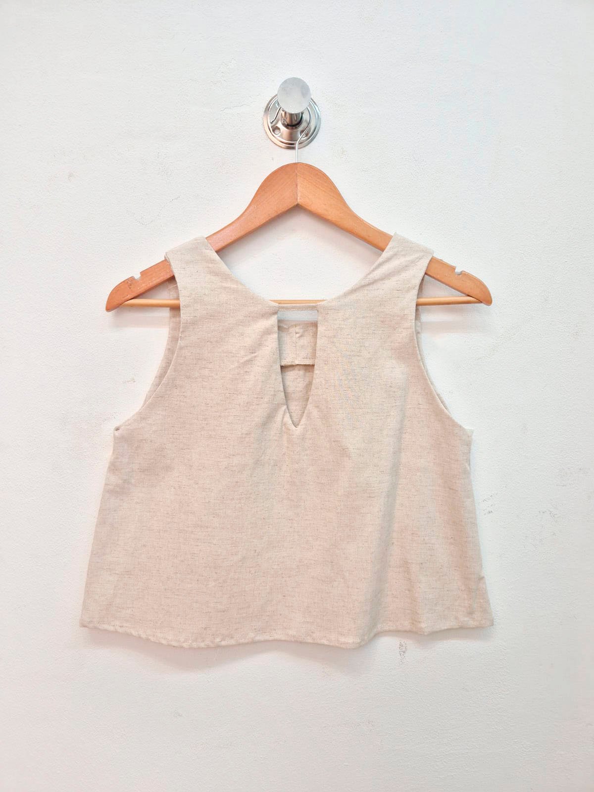 Musculosa beige de lino con escote redondo y abertura trasera
