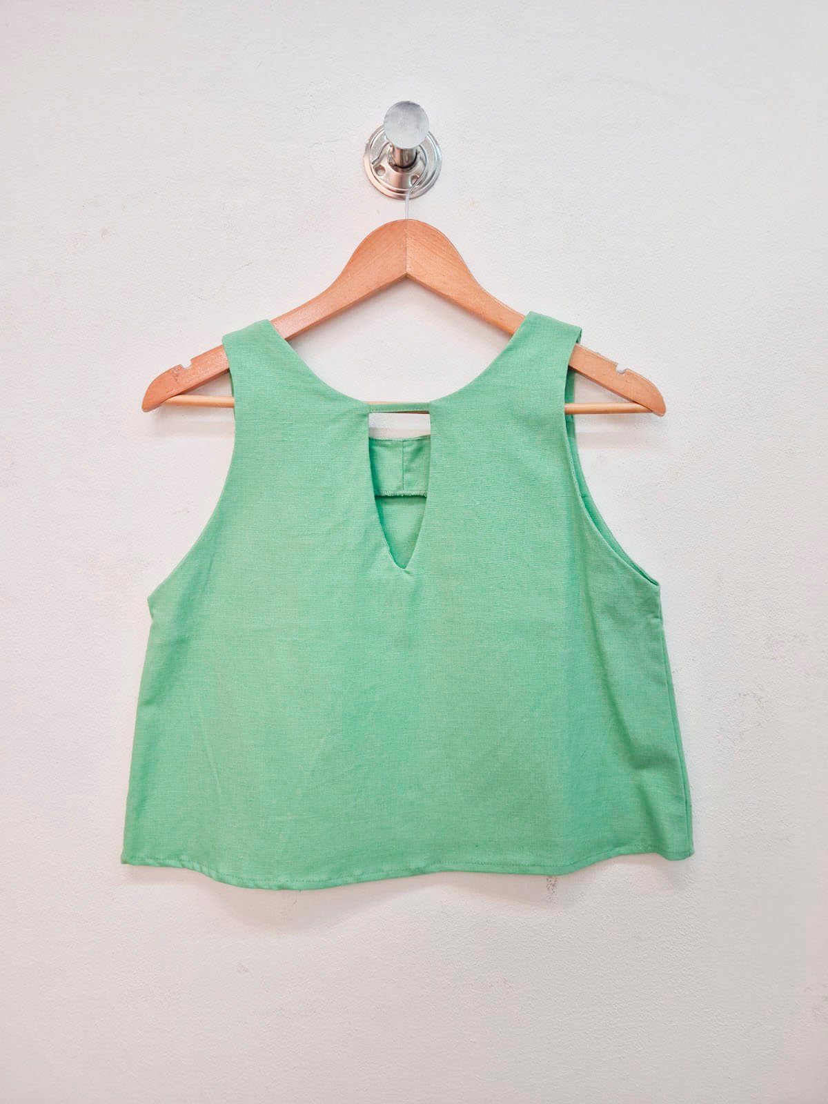Musculosa verde de algodón con escote redondo y abertura posterior