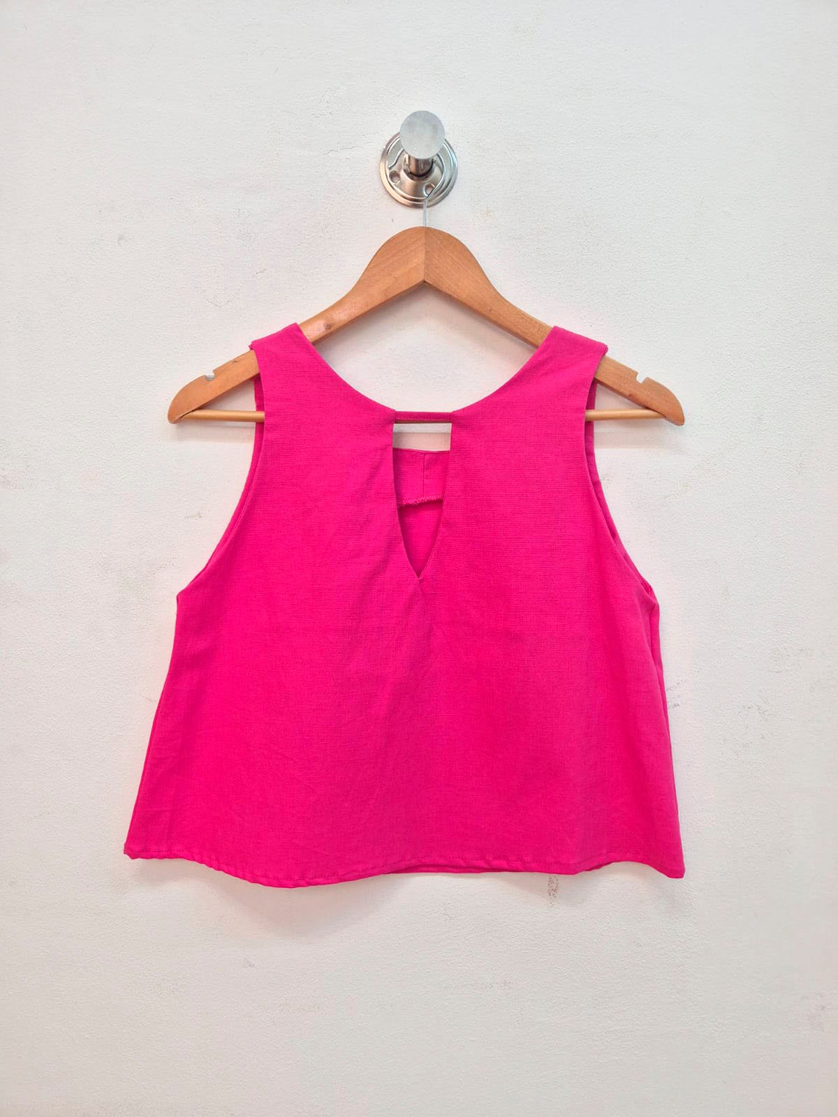 Remera musculosa fucsia de algodón con escote redondo y detalle de lazo trasero
