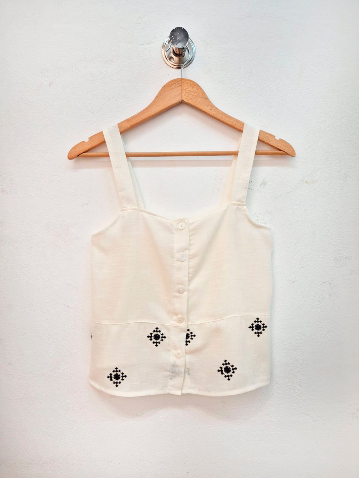 Top blanco de algodón con escote cuadrado y bordados negros geométricos
