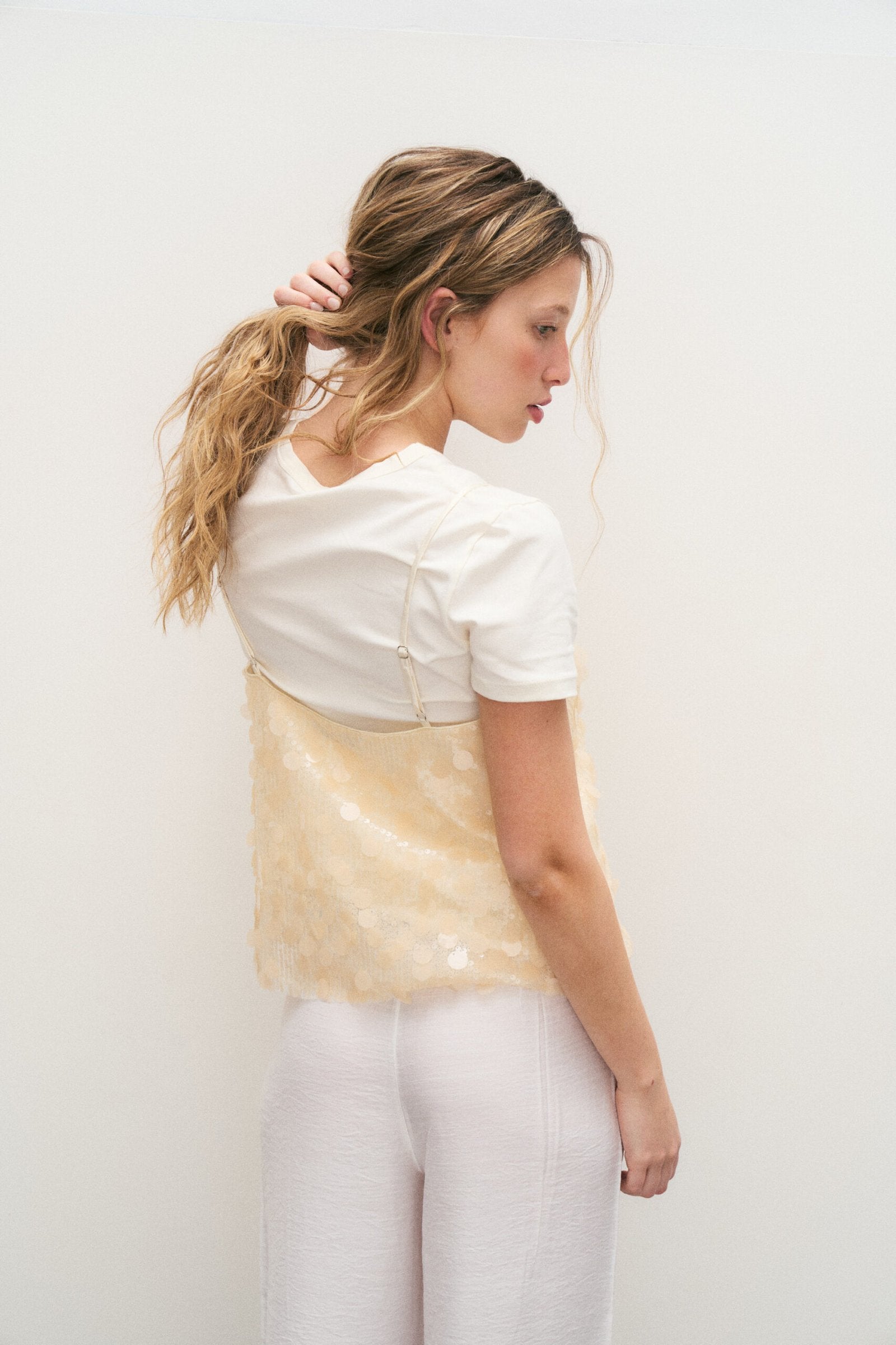 Musculosa blanca de algodón con cuello redondo y manga corta