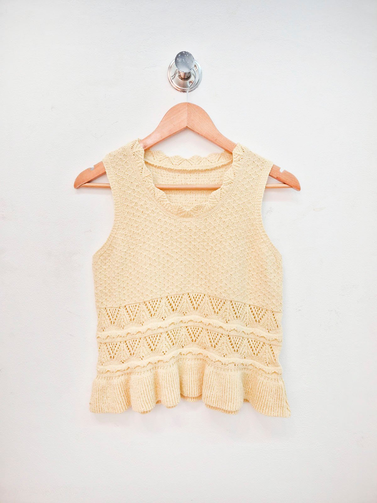 Musculosa beige acanalada con detalles encaje y volados en borde inferior