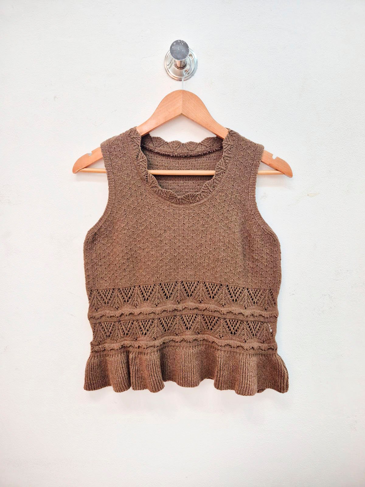 Musculosa marrón tejida con escote redondo y volado en ruedo