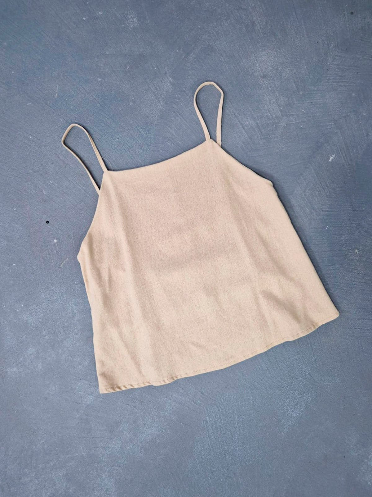Musculosa beige de algodón con tirantes ajustables