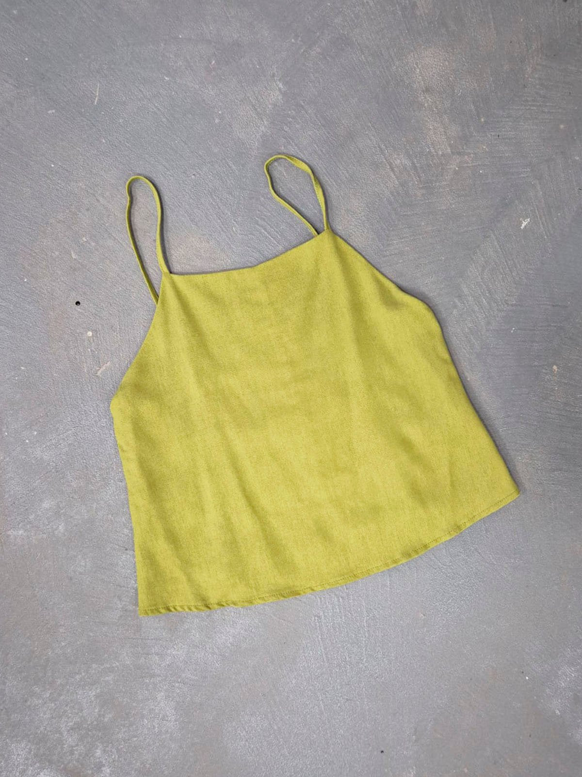 Musculosa amarilla de algodón con tirantes finos y escote recto