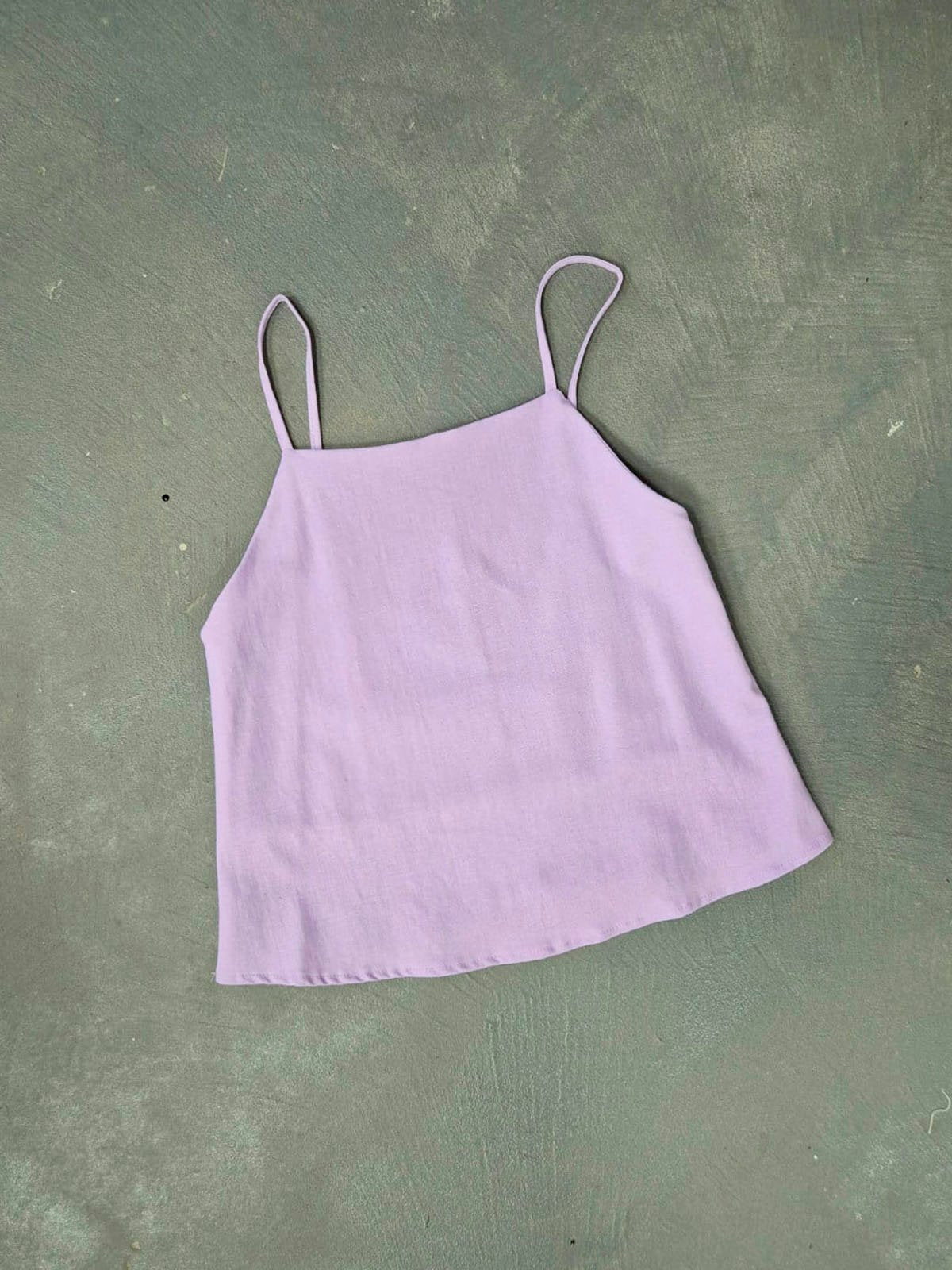 Musculosa rosa pálido con tirantes finos y escote recto