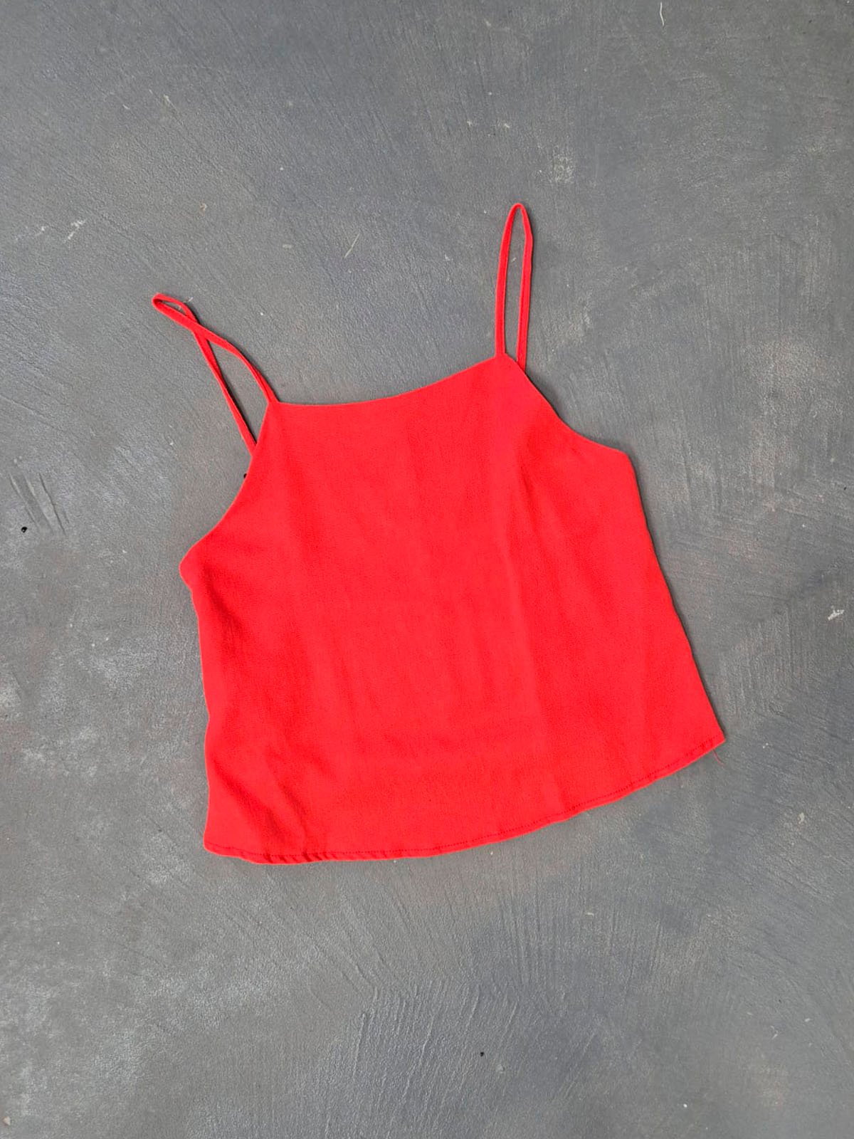 Musculosa roja de algodón con tirantes ajustables y escote redondo