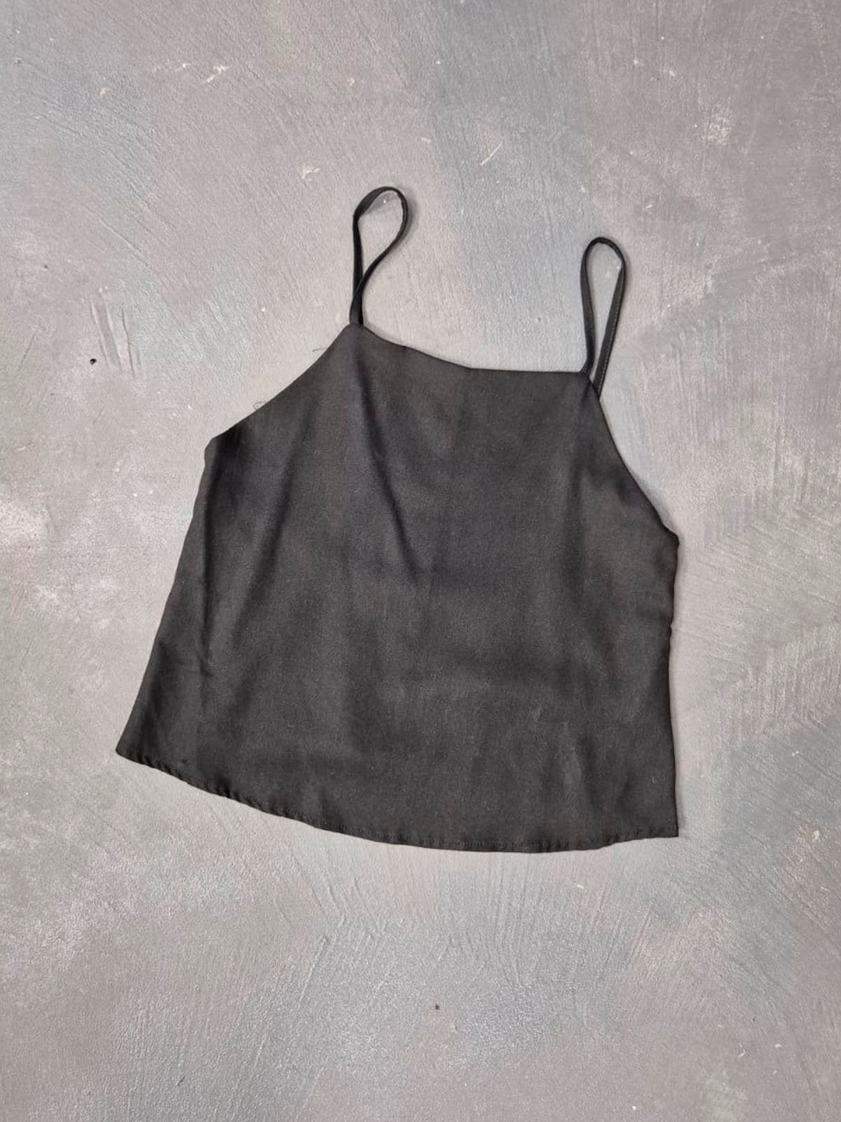 Musculosa negra de algodón con breteles finos ajustables