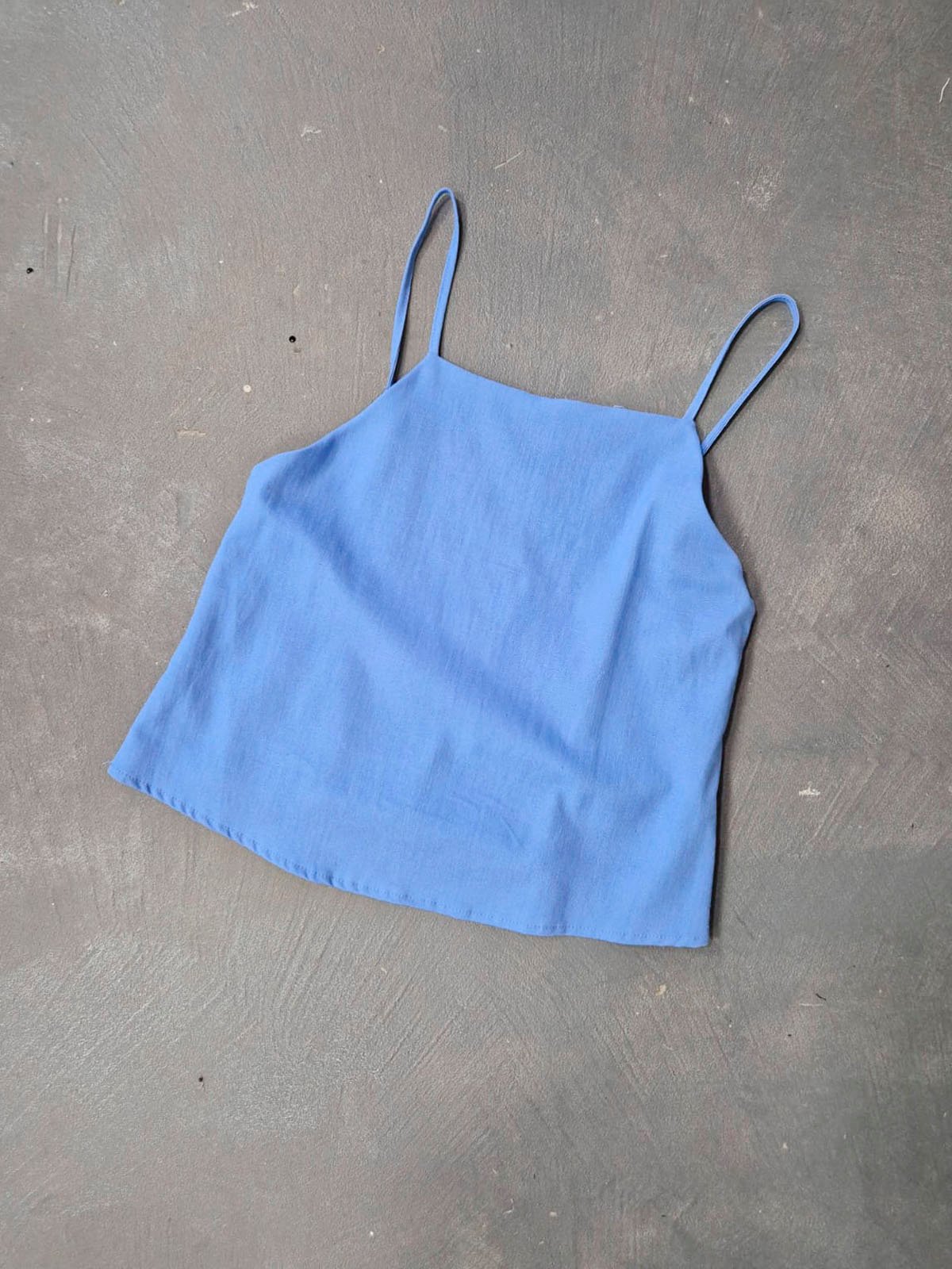 Musculosa azul de algodón con tirantes finos y cuello redondo