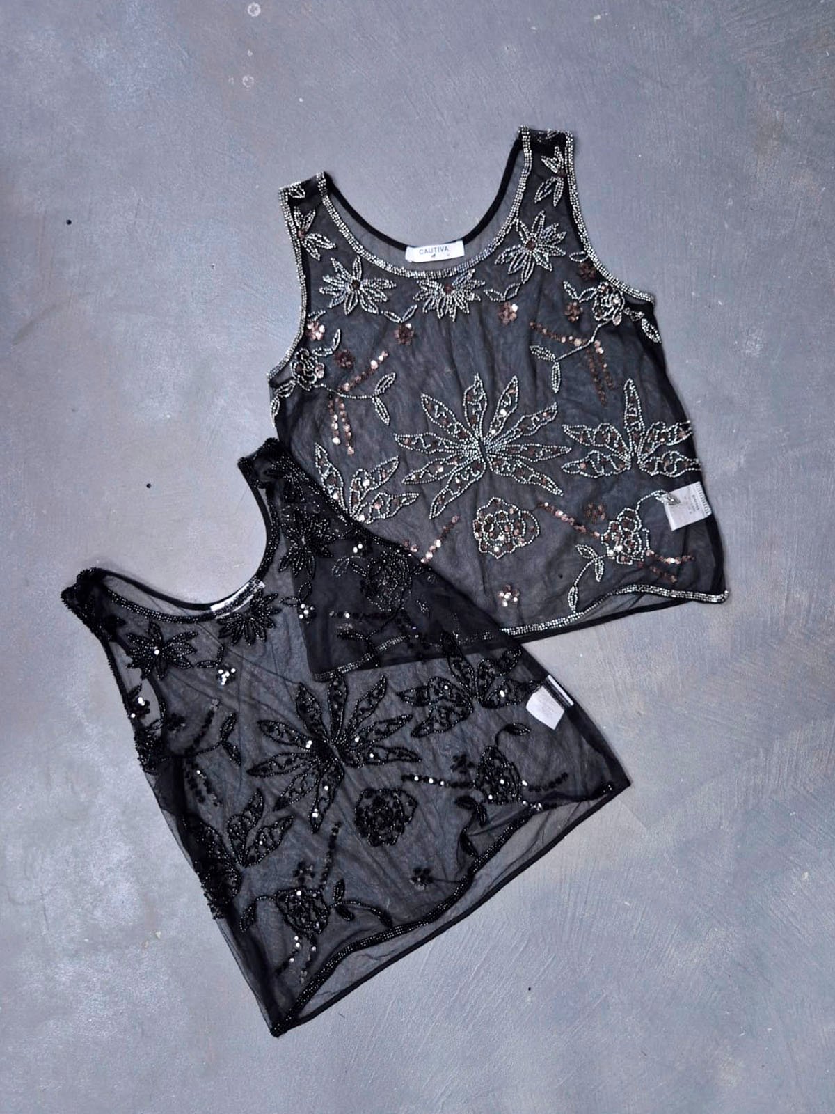 Musculosa negra con bordado floral y perlas decorativas