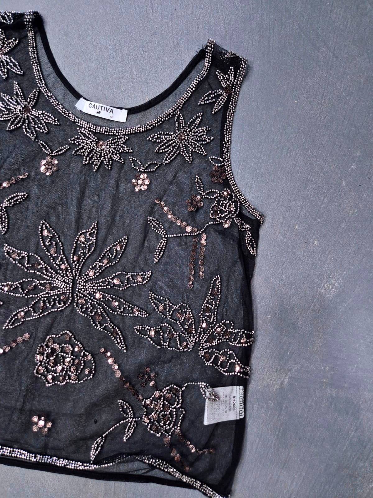 Musculosa negra con bordado de strass en diseño floral