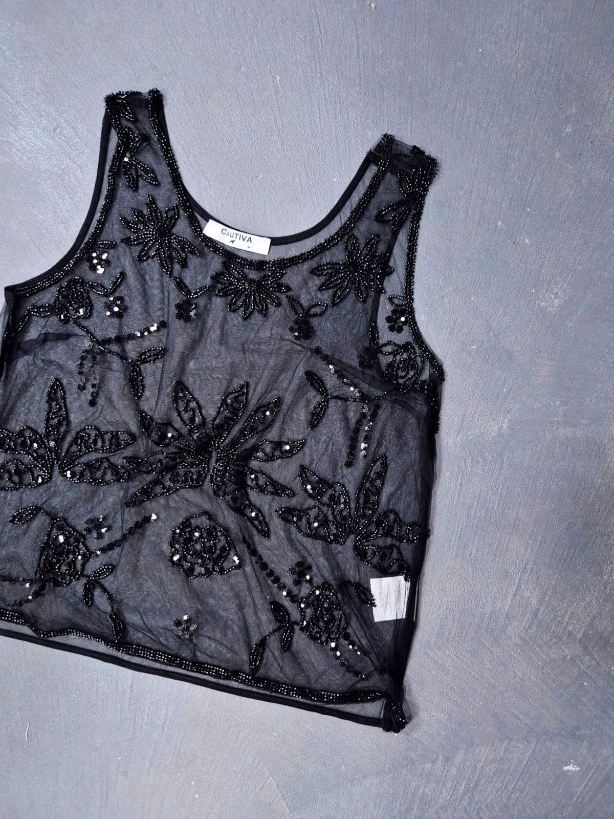 Musculosa negra de red con bordado floral y perlas