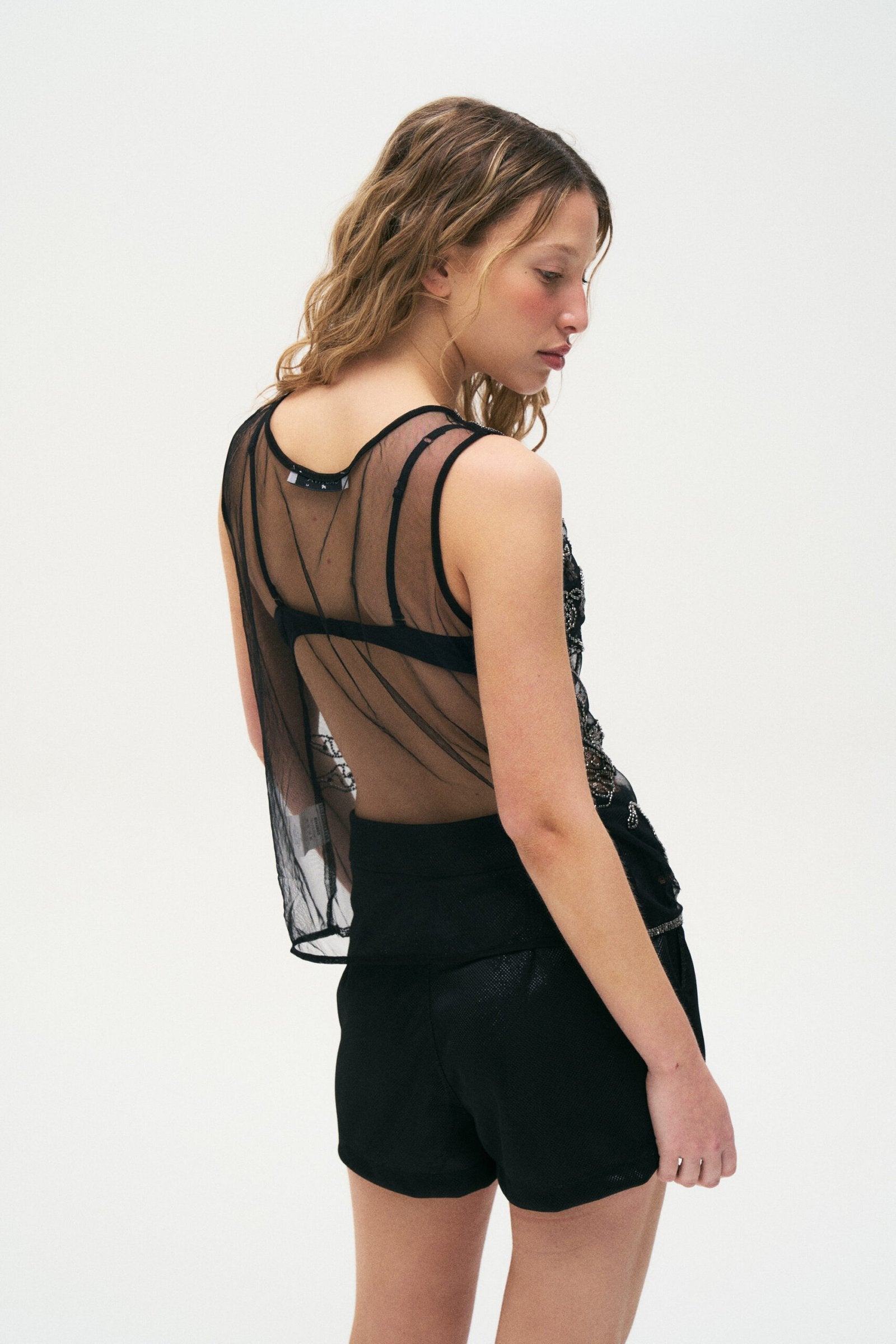 Musculosa negra de red con espalda abierta y detalle straps