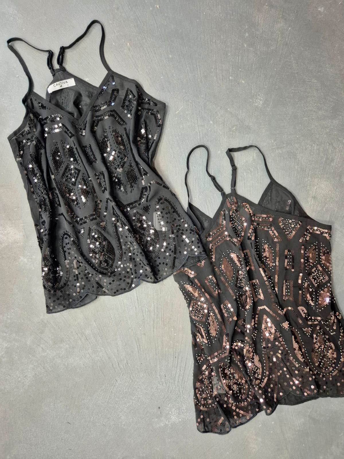 Musculosa negra con apliques de lentejuelas plateadas y diseño geométrico