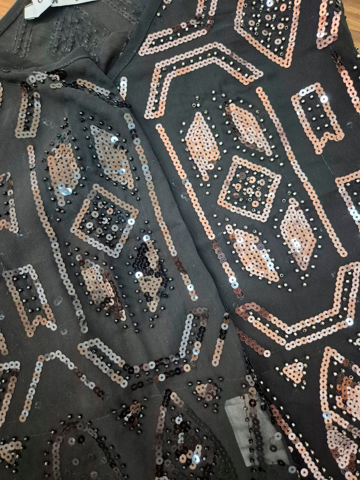 Musculosa negra con lentejuelas rosadas y plateadas geométricas