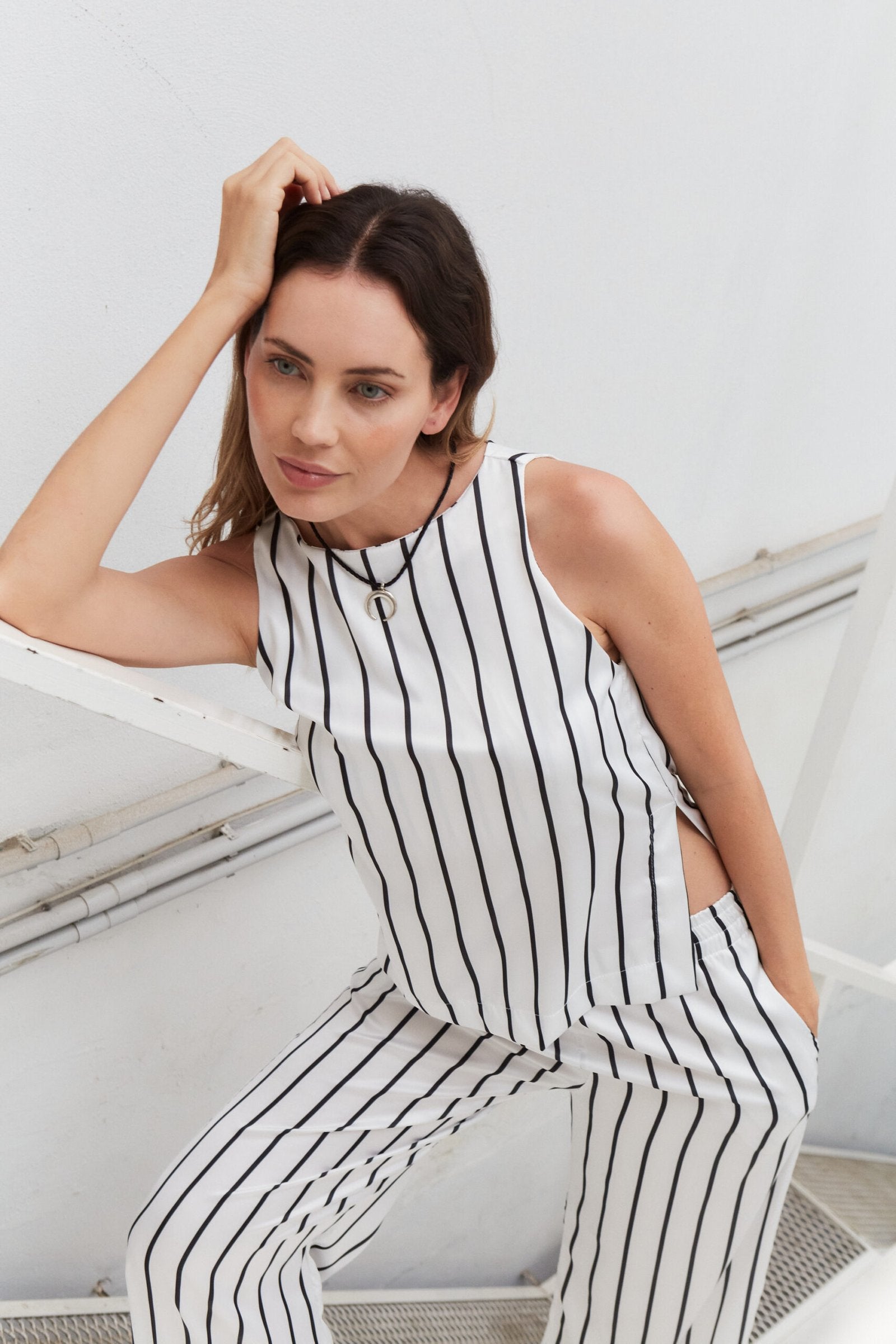 Musculosa blanca con rayas negras verticales y cuello redondo