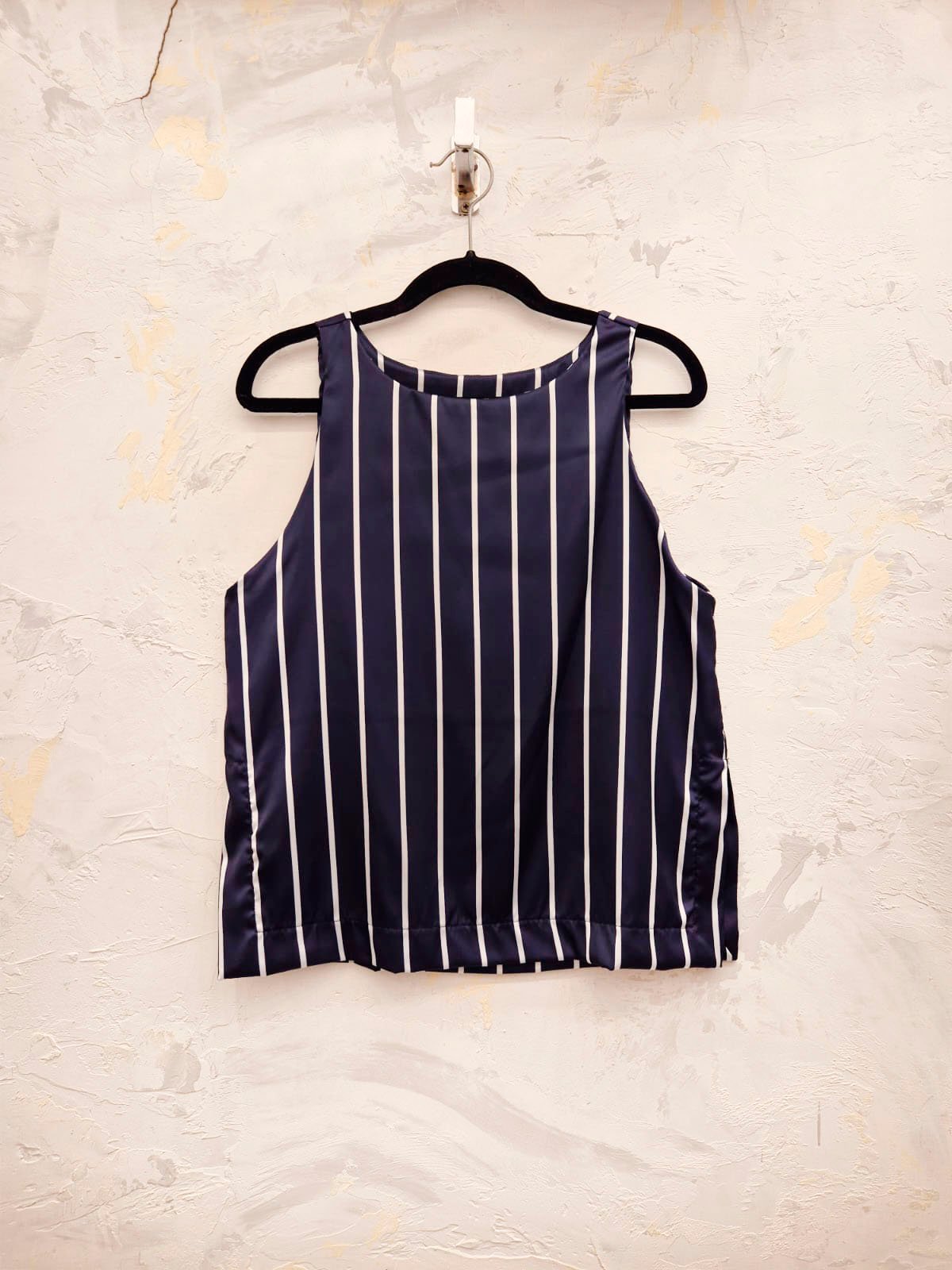 Musculosa azul marino a rayas blancas verticales, cuello redondo sin mangas