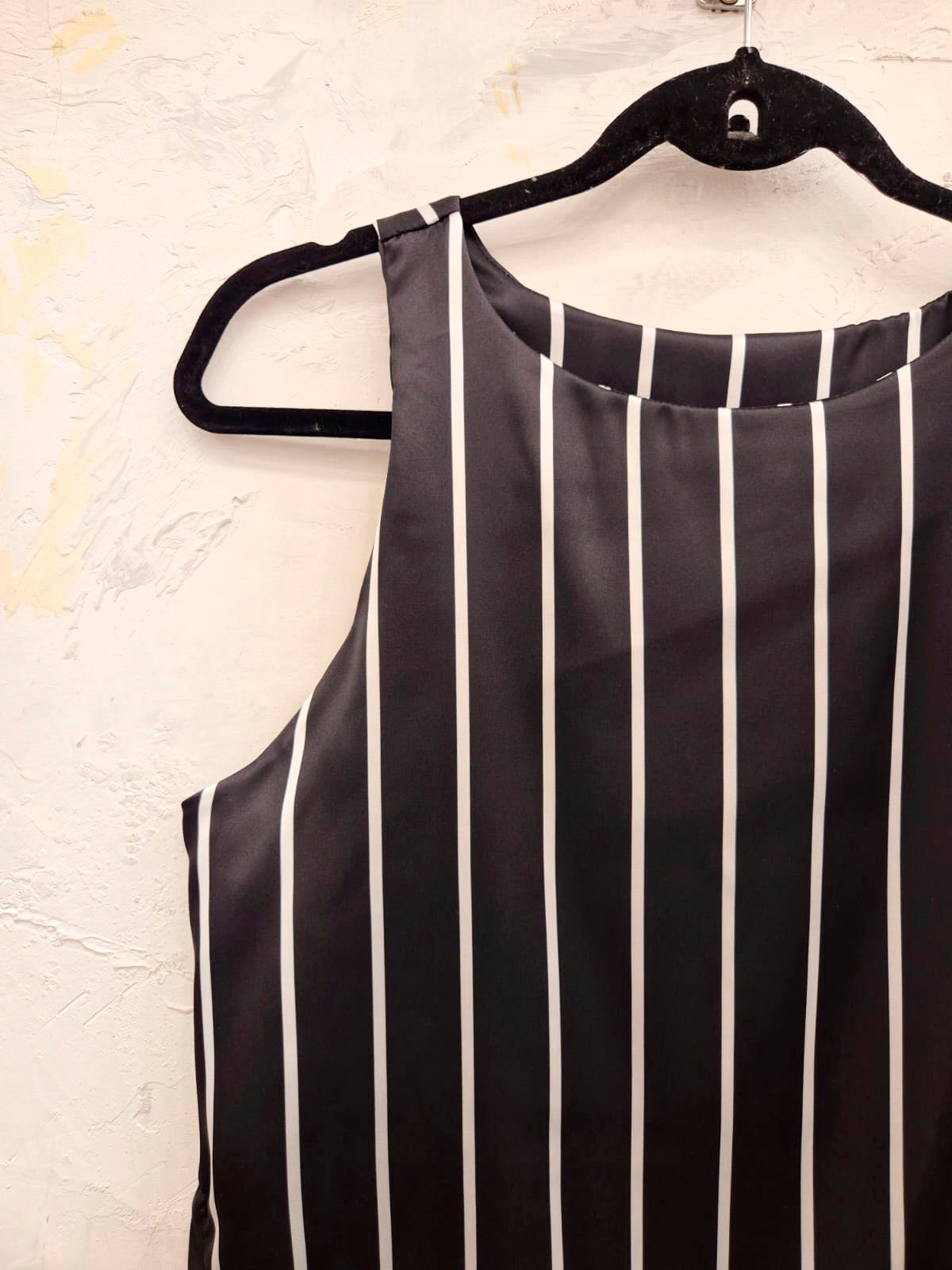 Musculosa negra a rayas blancas verticales con tirantes finos