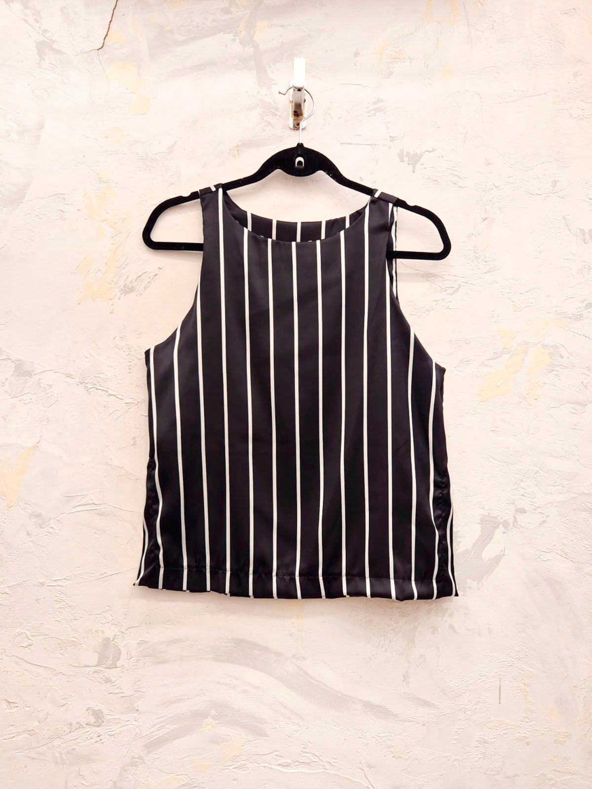 Musculosa negra rayada verticalmente blanca sin mangas