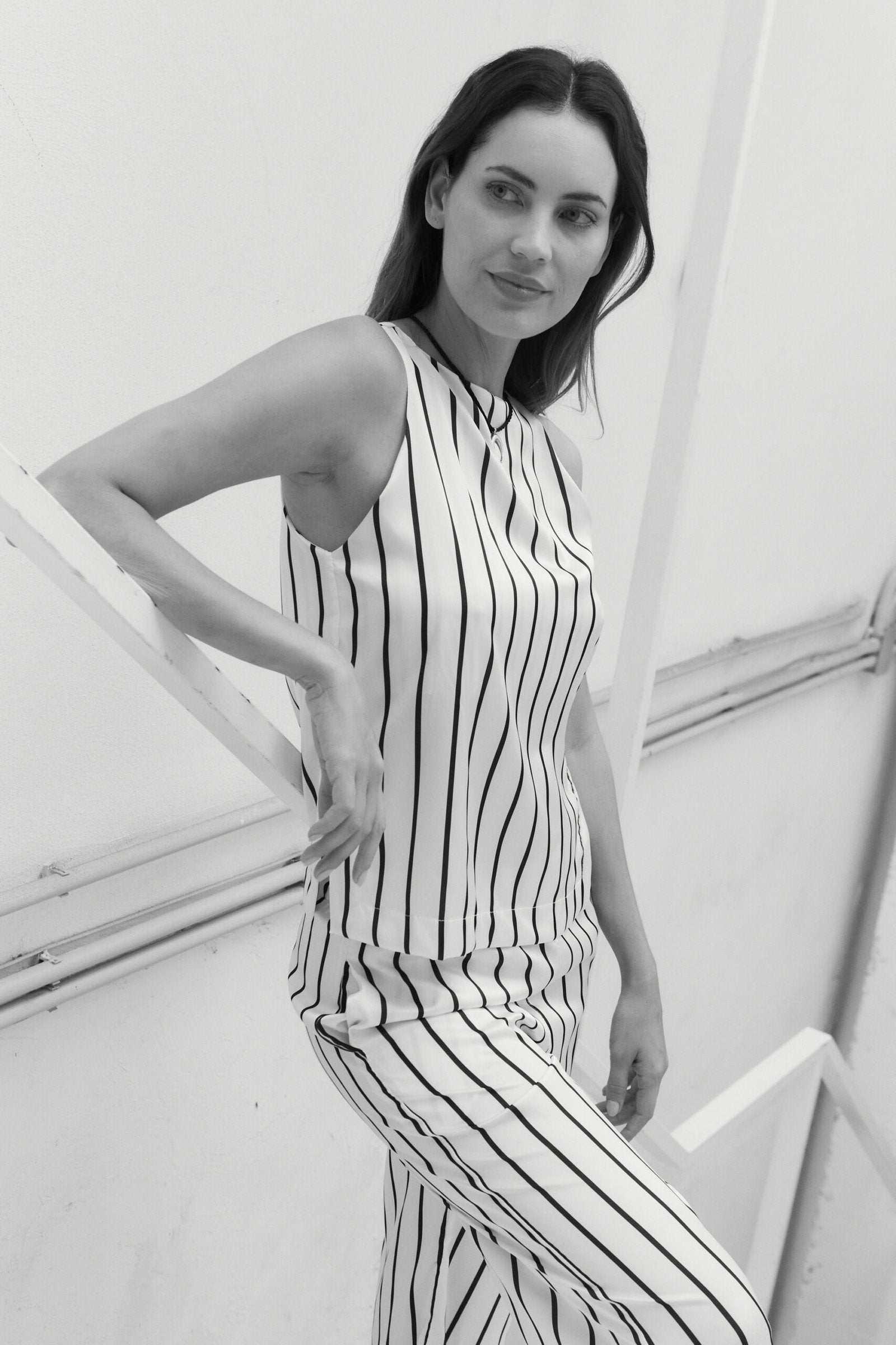 Vestido maxi blanco con rayas negras verticales y escote redondo