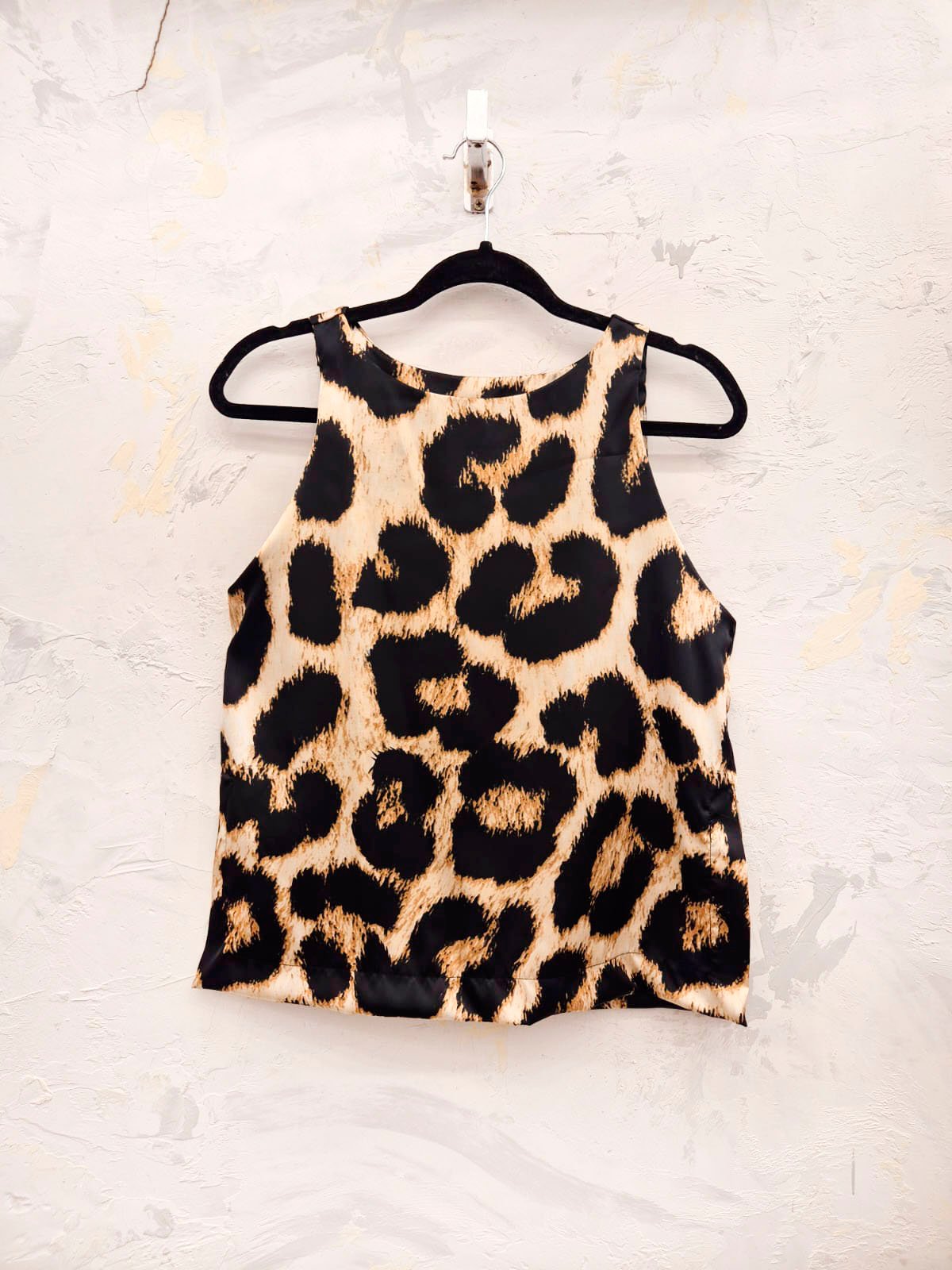 Musculosa estampado animal print negro y beige sin mangas
