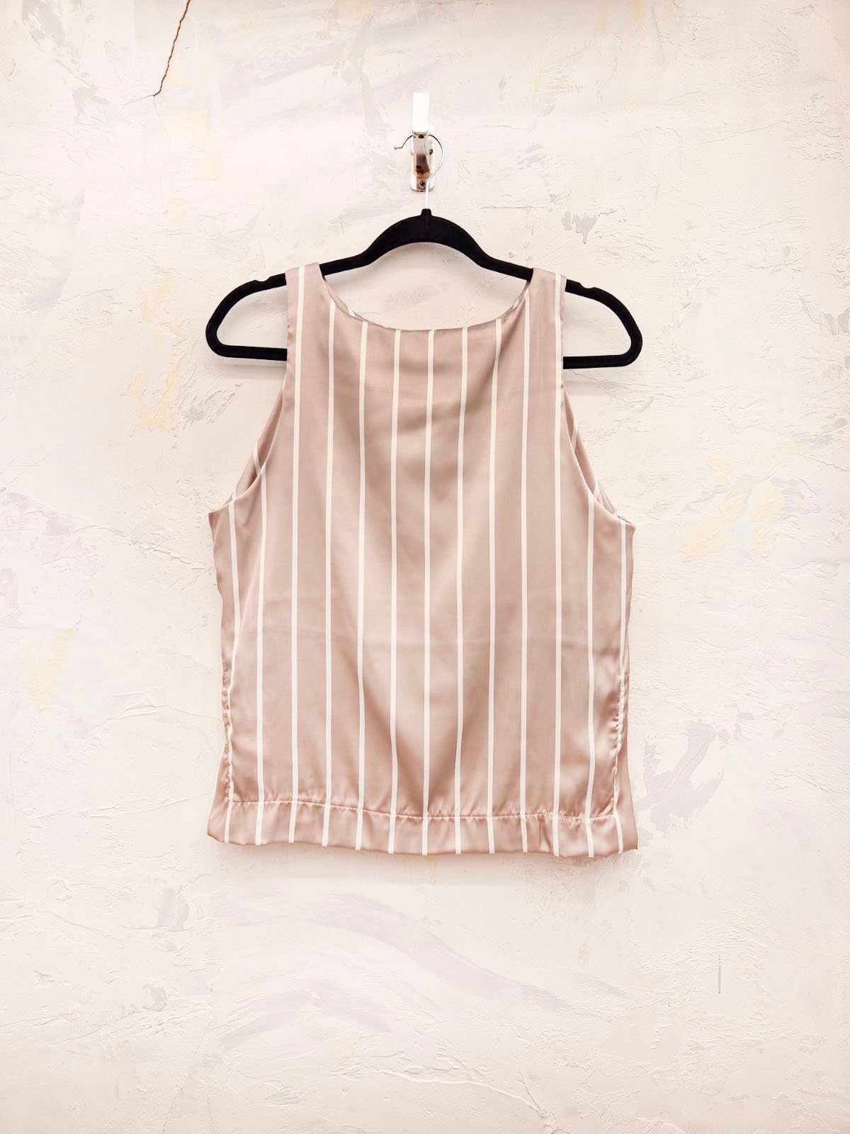 Musculosa beige con rayas verticales blancas y cuello redondo