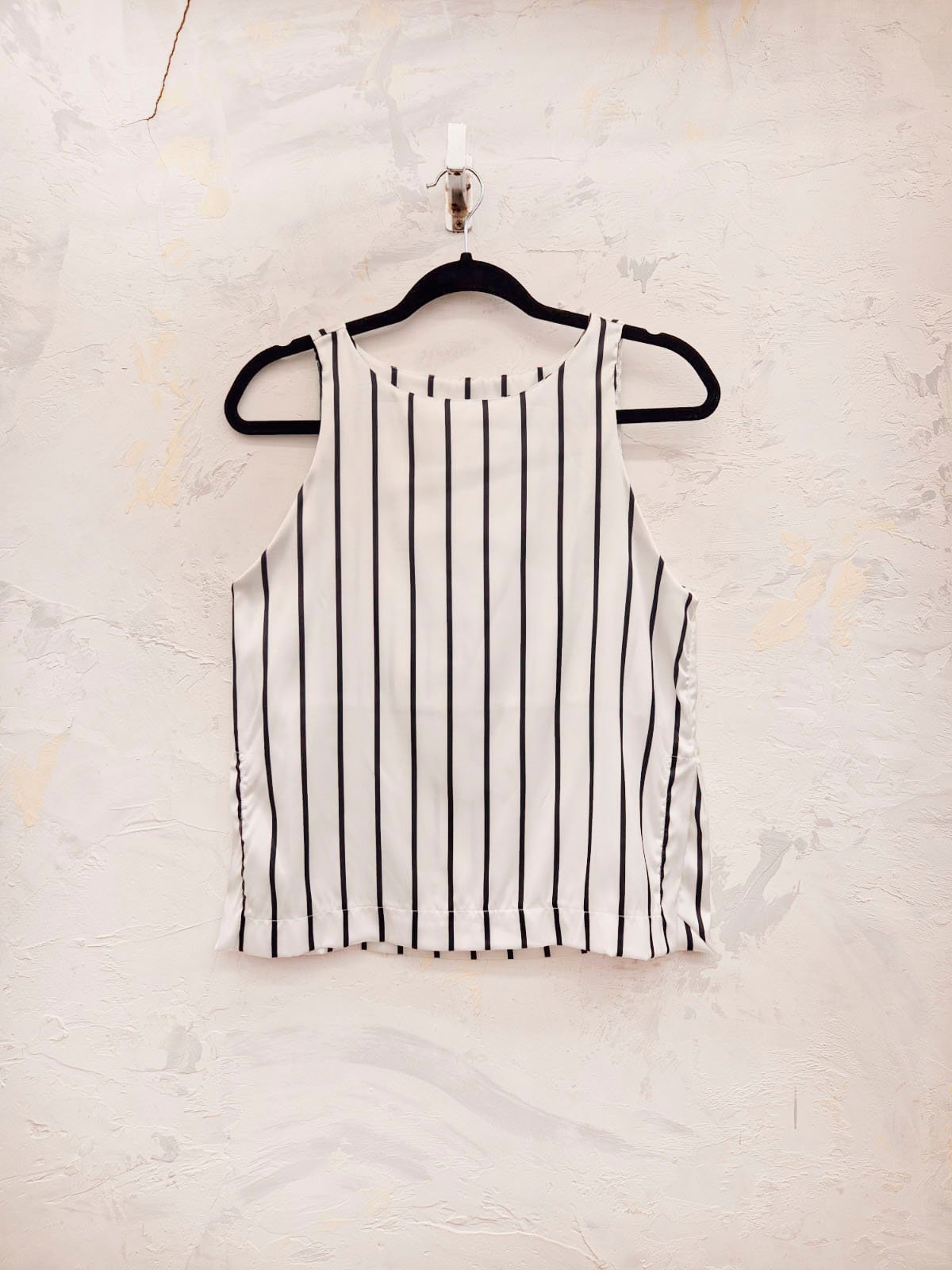 Musculosa blanca rayada verticalmente en negro sin mangas