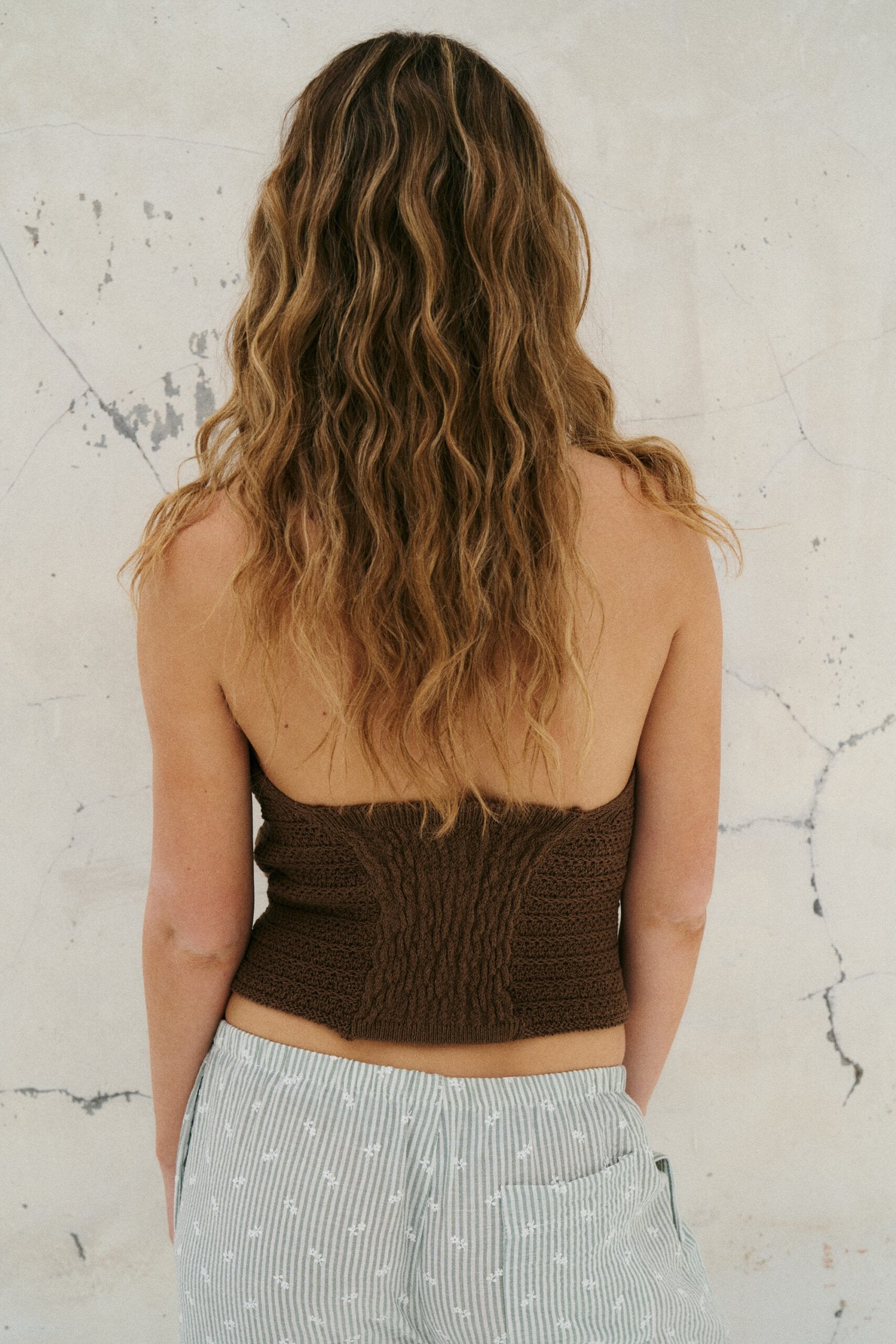 Top marrón acanalado sin mangas con escote strapless