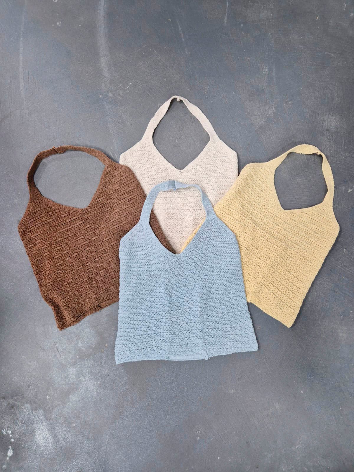 Top Yolanda acanalado con escote halter en marrón, crema, azul y amarillo